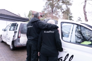 personer-bil-kristallrent-städ-stockholm